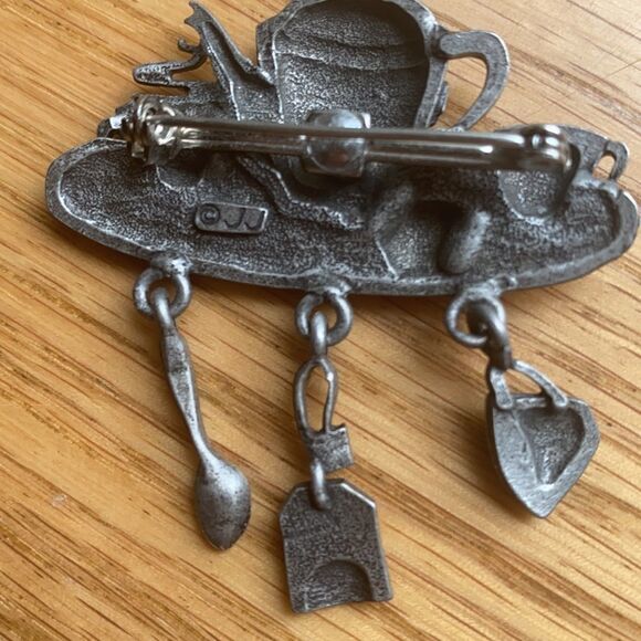 Signed JJ Pewter Tea Time Pin - Picture 6 of 9